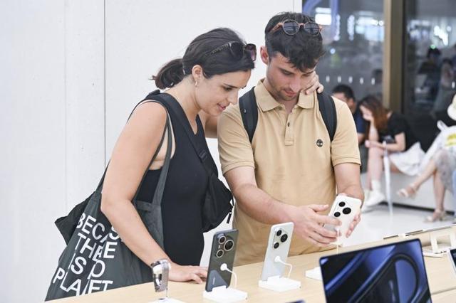 政策“磁吸”全球游客推动“空箱而来满载而归”成为新风尚MG不朽情缘【中国那些事儿】“像本地人一样生活”:便利(图2) 政策“磁吸”全球游客推动“空箱而来满载而归”成为新风尚MG不朽情缘【中国那些事儿】“像本地人一样生活”:便利(图2)